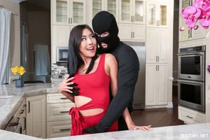 Em hàng xóm thiếu hơi cặc và anh chàng đụ dai