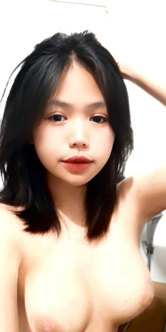 Tam hoàng tử là một bông hoa, một chàng trai trẻ đầy nhiệt huyết đang quan hệ với một cô gái trẻ xinh đẹp, lụa đen và mông trắng, sờ mó vào âm hộ của cô ấy, rên rỉ không ngừng, thở hổn hển và hấp dẫn, quá kích thích