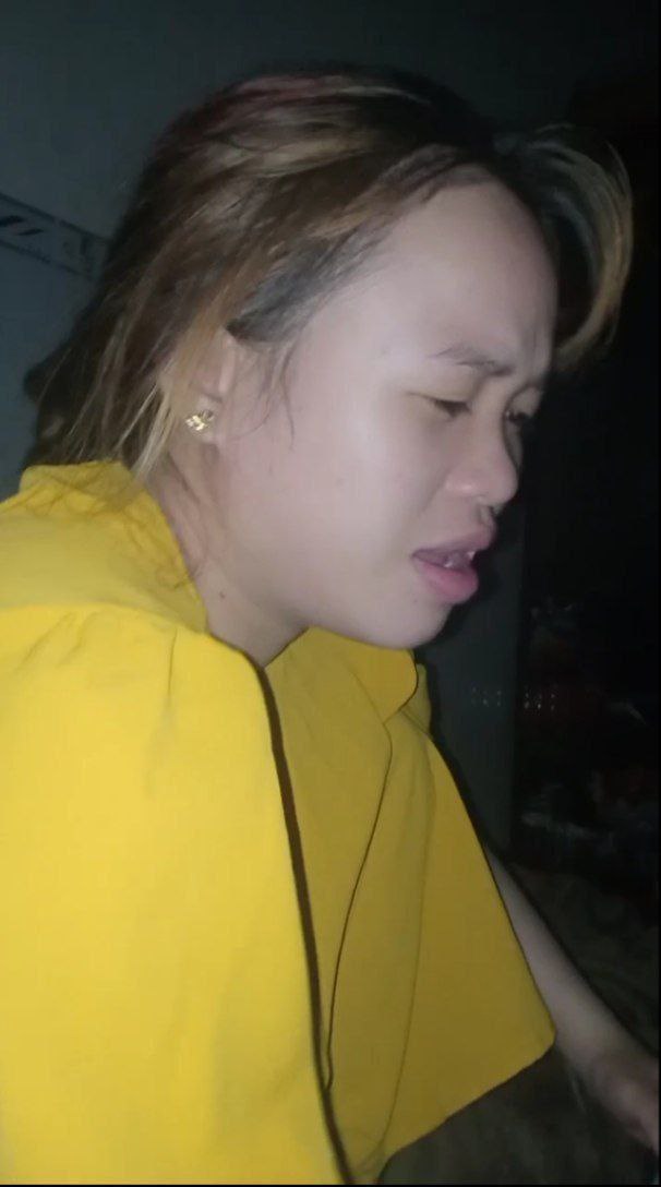 Ông chồng bị cắm sừng đã tìm được 3 người đàn ông độc thân để phục vụ vợ mình từ phòng khách đến giường ngủ. 4 con gà trống làm việc lên xuống